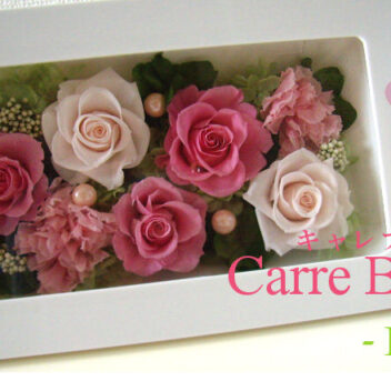 誕生日祝いや結婚祝い、ご新居への贈り物におすすめの、スタイリッシュなフレームアレンジ｜キャレブラン・ローズ（ピンク）